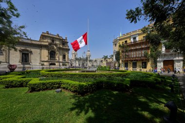 Peru Bayrağı Yarım Direk 'te Papa Francisco Plaza' yı onurlandırıyor..