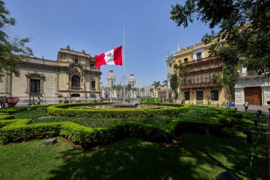 Peru Bayrağı Yarım Direk 'te Papa Francisco Plaza' yı onurlandırıyor..
