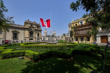 Peru Bayrağı Yarım Direk 'te Papa Francisco Plaza' yı onurlandırıyor..