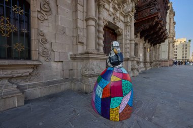Lima Katedrali, Plaza de Armasits 'in büyük cephesine yükseliyor. Perus' un sömürge mirasının ve mimari ihtişamının güçlü bir hatırlatıcısı..