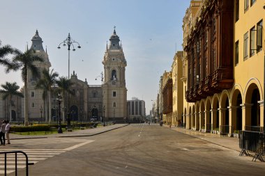 Lima Katedrali, Plaza de Armasits 'in büyük cephesine yükseliyor. Perus' un sömürge mirasının ve mimari ihtişamının güçlü bir hatırlatıcısı..
