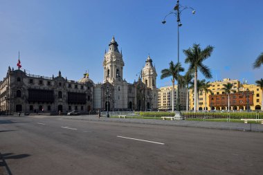 Lima Katedrali, Plaza de Armasits 'in büyük cephesine yükseliyor. Perus' un sömürge mirasının ve mimari ihtişamının güçlü bir hatırlatıcısı..