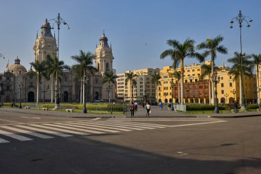 Lima Katedrali, Plaza de Armasits 'in büyük cephesine yükseliyor. Perus' un sömürge mirasının ve mimari ihtişamının güçlü bir hatırlatıcısı..