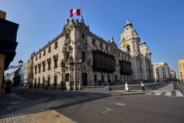 Lima Katedrali, Plaza de Armasits 'in büyük cephesine yükseliyor. Perus' un sömürge mirasının ve mimari ihtişamının güçlü bir hatırlatıcısı..