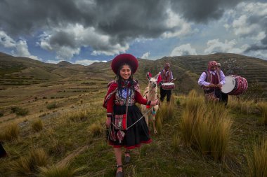Piuray Gölü 'ne bakan Lama Gölü Cusco, Peru' lu Geleneksel Andean Kadınları