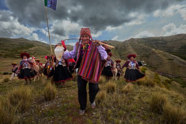 Piuray Gölü 'ne bakan Lama Gölü Cusco, Peru' lu Geleneksel Andean Kadınları