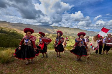 Piuray Gölü 'ne bakan Lama Gölü Cusco, Peru' lu Geleneksel Andean Kadınları