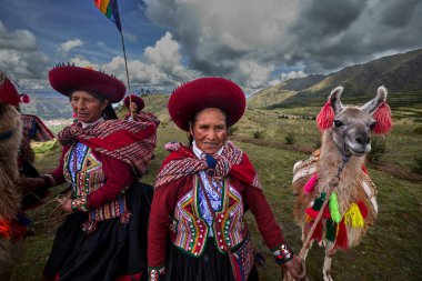 Piuray Gölü 'ne bakan Lama Gölü Cusco, Peru' lu Geleneksel Andean Kadınları