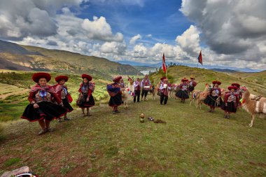 Piuray Gölü 'ne bakan Lama Gölü Cusco, Peru' lu Geleneksel Andean Kadınları