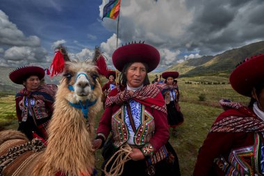 Piuray Gölü 'ne bakan Lama Gölü Cusco, Peru' lu Geleneksel Andean Kadınları