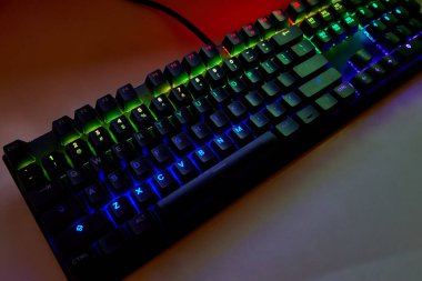 Qwerty Masasında Renkli RGB Oyun Klavyesi