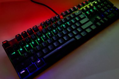 Qwerty Masasında Renkli RGB Oyun Klavyesi