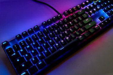 Qwerty Masasında Renkli RGB Oyun Klavyesi