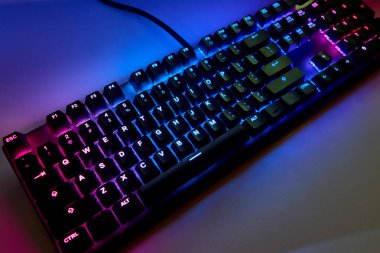 Qwerty Masasında Renkli RGB Oyun Klavyesi