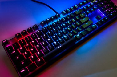 Qwerty Masasında Renkli RGB Oyun Klavyesi