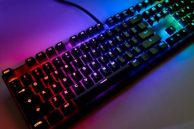 Qwerty Masasında Renkli RGB Oyun Klavyesi