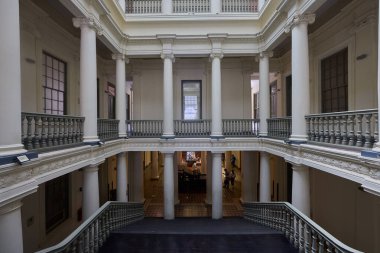 CASA de la LITERATURA PerUANA, bir zamanlar gezginler için bir geçit, şimdi kitaplar, sanat ve Perus 'un en büyük yazarlarının sesleri için bir sığınak. Her köşede şiir, tarih ve mürekkebin büyüsü fısıldıyor..