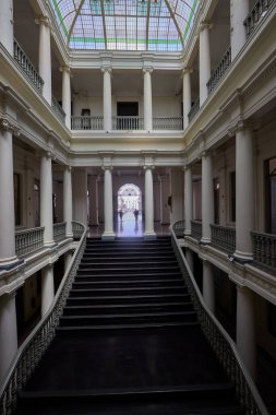 CASA de la LITERATURA PerUANA, bir zamanlar gezginler için bir geçit, şimdi kitaplar, sanat ve Perus 'un en büyük yazarlarının sesleri için bir sığınak. Her köşede şiir, tarih ve mürekkebin büyüsü fısıldıyor..