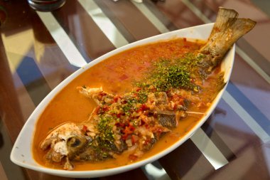 Geleneksel Pescado Sudado. Lezzetli bir Peru balık güveci, sarımsak, soğan, domates, ay amarillo ve kişniş karışımı, nazikçe pişirilmiş. Lima 'dan bir kıyı mutfağı klasiği.