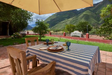 İki kişilik özel bir açık hava masası. Zarif şarap kadehleri yavaşlamak, anın tadını çıkarmak ve açık gökyüzünün altında özel bir şey paylaşmak için hafif bir davetiye yakalıyor.