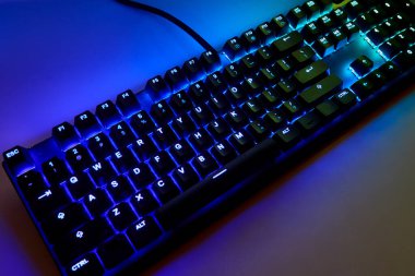 Qwerty Masasında Renkli RGB Oyun Klavyesi