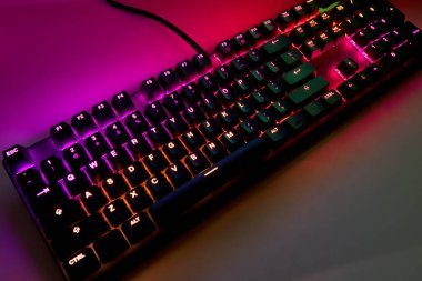 Qwerty Masasında Renkli RGB Oyun Klavyesi