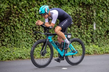 Atletler, Ironman 70.3 Lima 2023 'te Perus kıyı başkentinde azim, cesaret ve tutkuyla yarışarak limitlerini zorluyorlar. Dayanıklılık ve disiplinin kutlaması