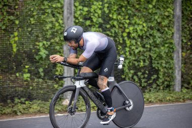 Atletler, Ironman 70.3 Lima 2023 'te Perus kıyı başkentinde azim, cesaret ve tutkuyla yarışarak limitlerini zorluyorlar. Dayanıklılık ve disiplinin kutlaması