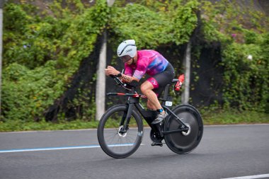 Atletler, Ironman 70.3 Lima 2023 'te Perus kıyı başkentinde azim, cesaret ve tutkuyla yarışarak limitlerini zorluyorlar. Dayanıklılık ve disiplinin kutlaması