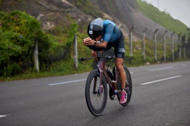 Atletler, Ironman 70.3 Lima 2023 'te Perus kıyı başkentinde azim, cesaret ve tutkuyla yarışarak limitlerini zorluyorlar. Dayanıklılık ve disiplinin kutlaması