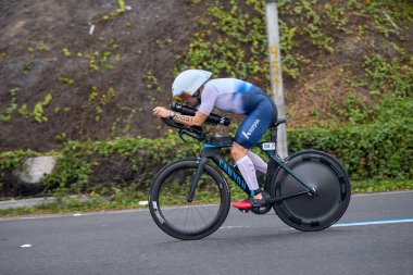 Atletler, Ironman 70.3 Lima 2023 'te Perus kıyı başkentinde azim, cesaret ve tutkuyla yarışarak limitlerini zorluyorlar. Dayanıklılık ve disiplinin kutlaması