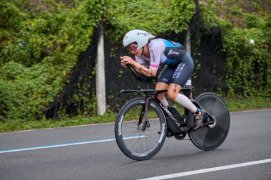 Atletler, Ironman 70.3 Lima 2023 'te Perus kıyı başkentinde azim, cesaret ve tutkuyla yarışarak limitlerini zorluyorlar. Dayanıklılık ve disiplinin kutlaması