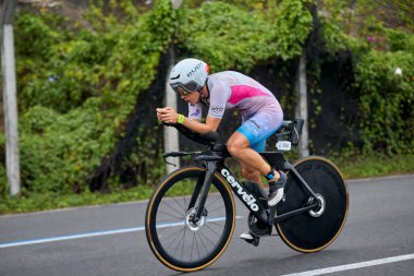 Atletler, Ironman 70.3 Lima 2023 'te Perus kıyı başkentinde azim, cesaret ve tutkuyla yarışarak limitlerini zorluyorlar. Dayanıklılık ve disiplinin kutlaması