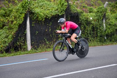Atletler, Ironman 70.3 Lima 2023 'te Perus kıyı başkentinde azim, cesaret ve tutkuyla yarışarak limitlerini zorluyorlar. Dayanıklılık ve disiplinin kutlaması