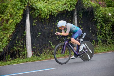 Atletler, Ironman 70.3 Lima 2023 'te Perus kıyı başkentinde azim, cesaret ve tutkuyla yarışarak limitlerini zorluyorlar. Dayanıklılık ve disiplinin kutlaması