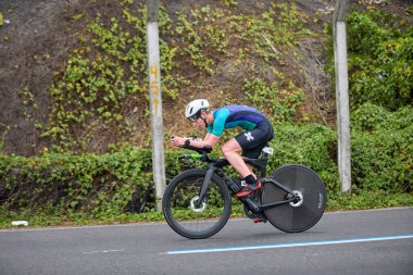 Atletler, Ironman 70.3 Lima 2023 'te Perus kıyı başkentinde azim, cesaret ve tutkuyla yarışarak limitlerini zorluyorlar. Dayanıklılık ve disiplinin kutlaması