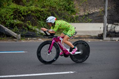 Atletler, Ironman 70.3 Lima 2023 'te Perus kıyı başkentinde azim, cesaret ve tutkuyla yarışarak limitlerini zorluyorlar. Dayanıklılık ve disiplinin kutlaması