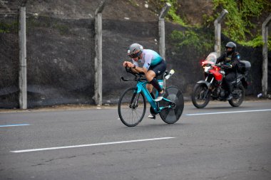 Atletler, Ironman 70.3 Lima 2023 'te Perus kıyı başkentinde azim, cesaret ve tutkuyla yarışarak limitlerini zorluyorlar. Dayanıklılık ve disiplinin kutlaması
