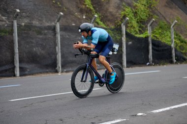 Atletler, Ironman 70.3 Lima 2023 'te Perus kıyı başkentinde azim, cesaret ve tutkuyla yarışarak limitlerini zorluyorlar. Dayanıklılık ve disiplinin kutlaması