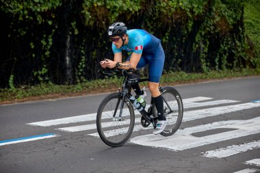 Atletler, Ironman 70.3 Lima 2023 'te Perus kıyı başkentinde azim, cesaret ve tutkuyla yarışarak limitlerini zorluyorlar. Dayanıklılık ve disiplinin kutlaması