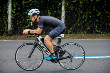Atletler, Ironman 70.3 Lima 2023 'te Perus kıyı başkentinde azim, cesaret ve tutkuyla yarışarak limitlerini zorluyorlar. Dayanıklılık ve disiplinin kutlaması