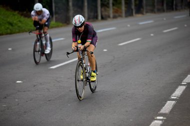 Atletler, Ironman 70.3 Lima 2023 'te Perus kıyı başkentinde azim, cesaret ve tutkuyla yarışarak limitlerini zorluyorlar. Dayanıklılık ve disiplinin kutlaması