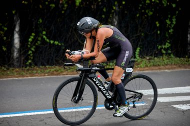 Atletler, Ironman 70.3 Lima 2023 'te Perus kıyı başkentinde azim, cesaret ve tutkuyla yarışarak limitlerini zorluyorlar. Dayanıklılık ve disiplinin kutlaması