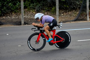 Atletler, Ironman 70.3 Lima 2023 'te Perus kıyı başkentinde azim, cesaret ve tutkuyla yarışarak limitlerini zorluyorlar. Dayanıklılık ve disiplinin kutlaması