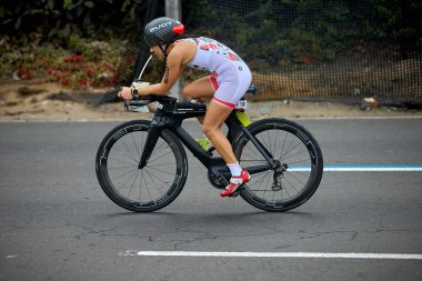 Atletler, Ironman 70.3 Lima 2023 'te Perus kıyı başkentinde azim, cesaret ve tutkuyla yarışarak limitlerini zorluyorlar. Dayanıklılık ve disiplinin kutlaması