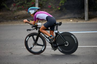 Atletler, Ironman 70.3 Lima 2023 'te Perus kıyı başkentinde azim, cesaret ve tutkuyla yarışarak limitlerini zorluyorlar. Dayanıklılık ve disiplinin kutlaması