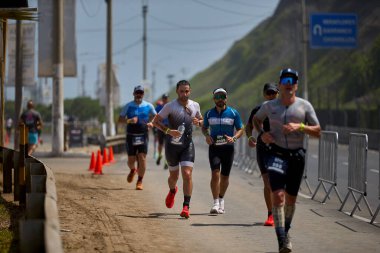 Atletler, Ironman 70.3 Lima 2023 'te Perus kıyı başkentinde azim, cesaret ve tutkuyla yarışarak limitlerini zorluyorlar. Dayanıklılık ve disiplinin kutlaması