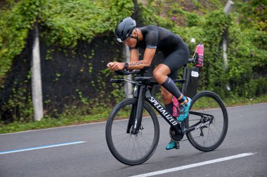 Atletler, Ironman 70.3 Lima 2023 'te Perus kıyı başkentinde azim, cesaret ve tutkuyla yarışarak limitlerini zorluyorlar. Dayanıklılık ve disiplinin kutlaması