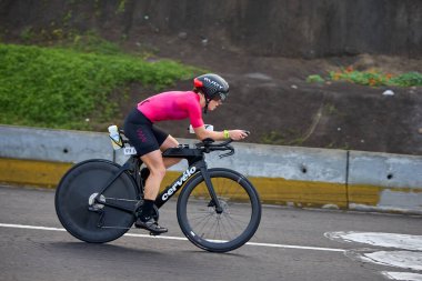 Atletler, Ironman 70.3 Lima 2023 'te Perus kıyı başkentinde azim, cesaret ve tutkuyla yarışarak limitlerini zorluyorlar. Dayanıklılık ve disiplinin kutlaması