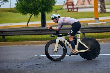 Atletler, Ironman 70.3 Lima 2023 'te Perus kıyı başkentinde azim, cesaret ve tutkuyla yarışarak limitlerini zorluyorlar. Dayanıklılık ve disiplinin kutlaması